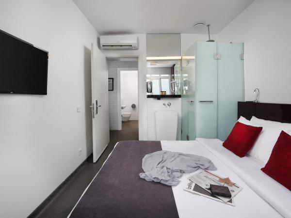 Wabi Hostels : photo 2 de la chambre chambre double standard avec salle de bains privative et toilettes communes