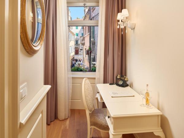 Piazza Heritage Hotel : photo 2 de la chambre chambre double ou lits jumeaux supérieure avec vue sur ville