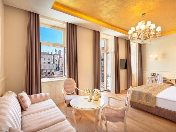 Piazza Heritage Hotel : photo 1 de la chambre chambre double ou lits jumeaux de luxe avec balcon et vue sur la ville