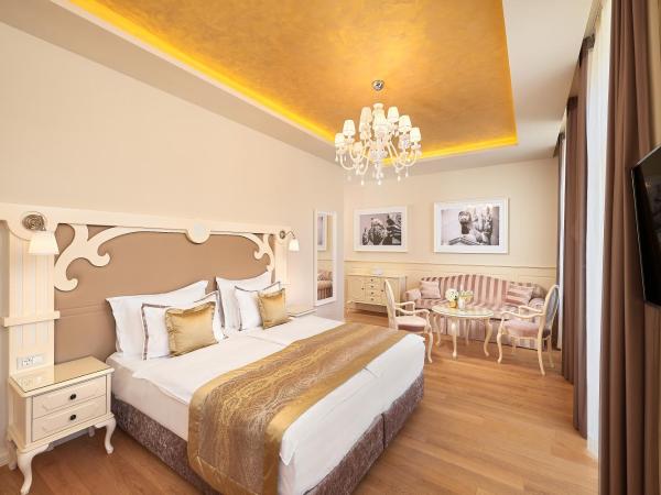 Piazza Heritage Hotel : photo 6 de la chambre chambre double ou lits jumeaux de luxe avec balcon et vue sur la ville