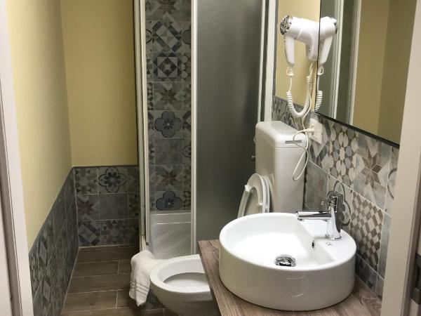 Domus La Foce Hotel Self check in : photo 1 de la chambre chambre double ou lits jumeaux avec salle de bains privative