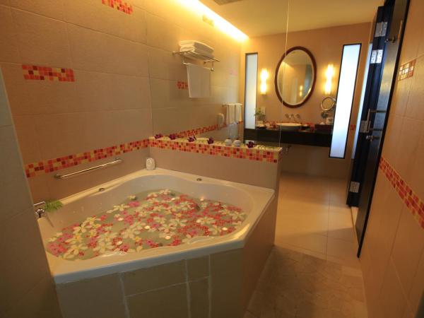 Hulhule Island Hotel : photo 6 de la chambre hébergement super deluxe avec jacuzzi - navette aéroport aller-retour gratuite en bus - 10 % de réduction sur soins au spa et sur nourriture et boissons hors alcool