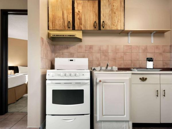 Thriftlodge Edmonton : photo 1 de la chambre suite studio avec 2 lits queen-size - non-fumeurs