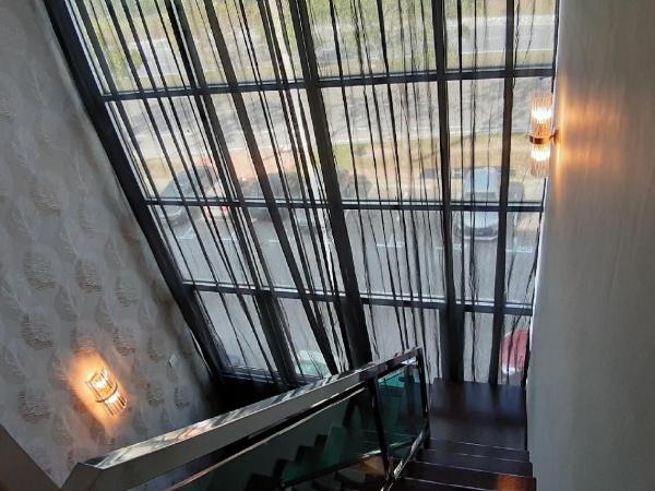 MIICO Hotel @ Mount Austin : photo 3 de la chambre family room with window ( 1 king + 1 queen)