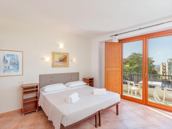 Hotel Villa Piras : photo 5 de la chambre chambre double ou lits jumeaux classique - vue partielle sur mer
