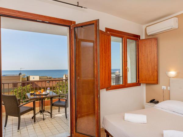 Hotel Villa Piras : photo 2 de la chambre chambre double ou lits jumeaux supérieure - vue sur mer