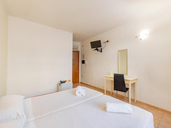 Hotel Villa Piras : photo 5 de la chambre chambre triple Économique