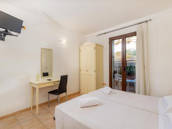 Hotel Villa Piras : photo 6 de la chambre chambre triple classique avec balcon