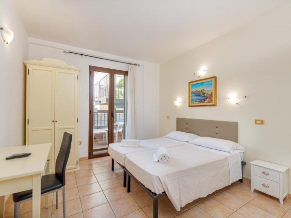 Hotel Villa Piras : photo 2 de la chambre chambre triple classique avec balcon