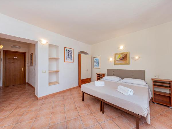 Hotel Villa Piras : photo 2 de la chambre chambre triple classique - vue partielle sur mer