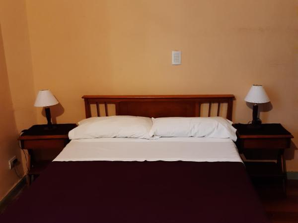 Hotel El Pibe : photo 1 de la chambre chambre double avec salle de bains privative