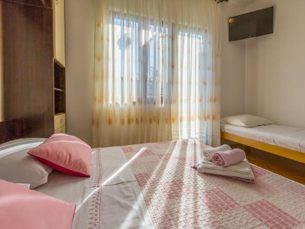 Rooms ZELJKA 2 : photo 2 de la chambre chambre triple avec balcon