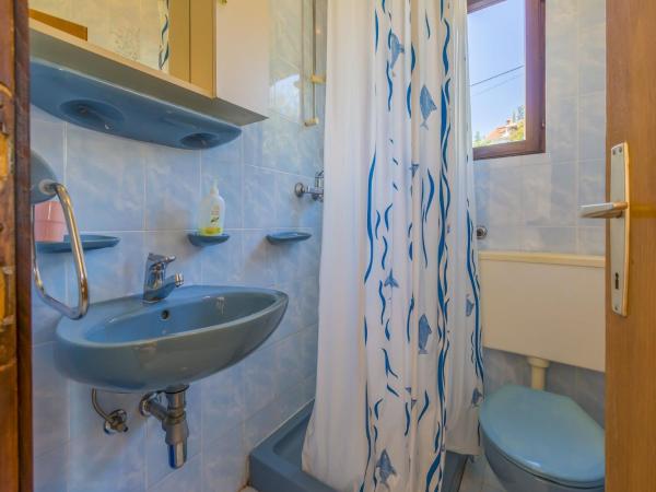 Rooms ZELJKA 2 : photo 5 de la chambre chambre triple avec balcon