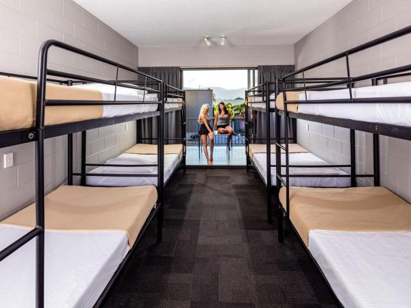 Gilligan's Hotel & Resort Cairns : photo 2 de la chambre lit simple dans dortoir mixte de 8 lits avec salle de bains privative
