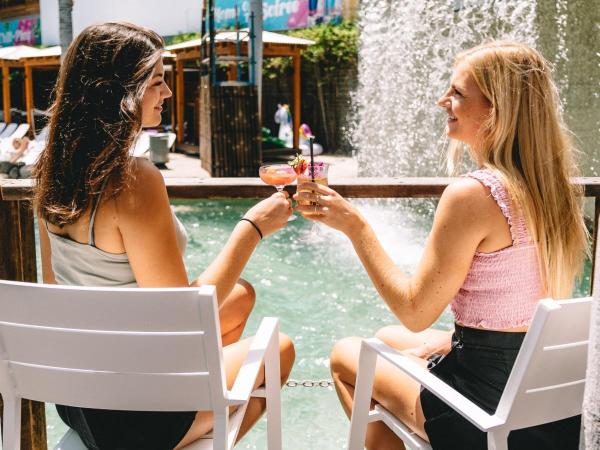 Gilligan's Hotel & Resort Cairns : photo 5 de la chambre lit simple dans un dortoir mixte de 10 lits avec salle de bains privative 