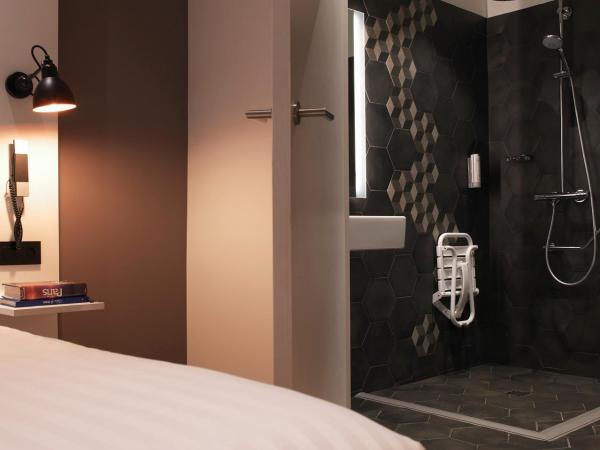 Hôtel Vendome Saint-Germain : photo 5 de la chambre chambre lit king-size avec douche accessible en fauteuil roulant - adaptée aux personnes à mobilité réduite