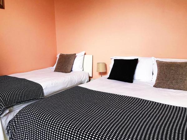 Caspian Hotel : photo 5 de la chambre chambre triple avec salle de bains privative