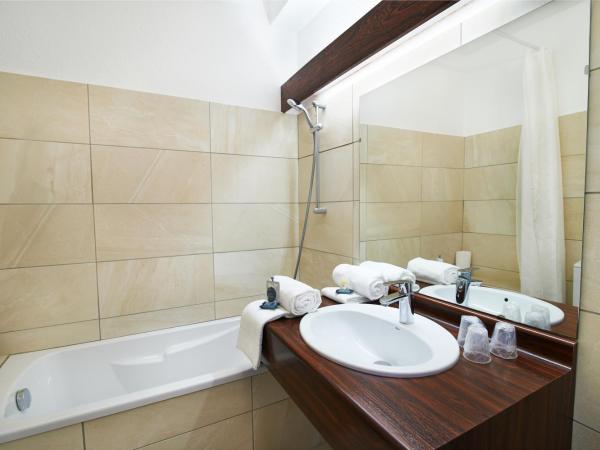 Maison des Croisades : photo 3 de la chambre chambre double ou lits jumeaux - vue sur jardin