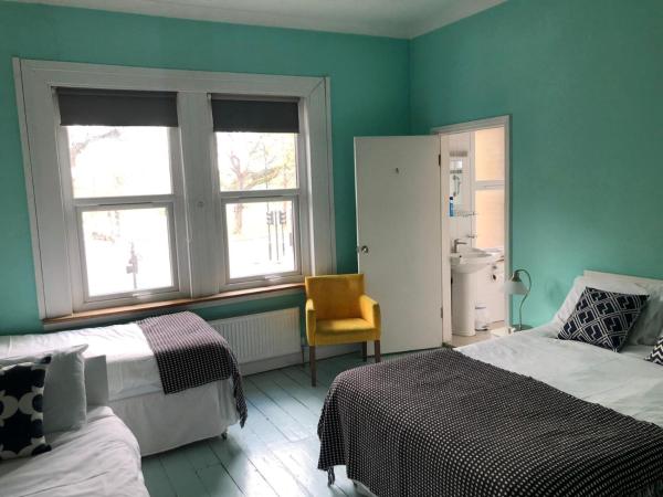 Caspian Hotel : photo 4 de la chambre chambre quadruple avec salle de bains privative