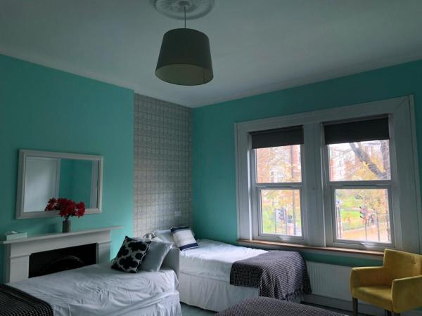 Caspian Hotel : photo 3 de la chambre chambre quadruple avec salle de bains privative