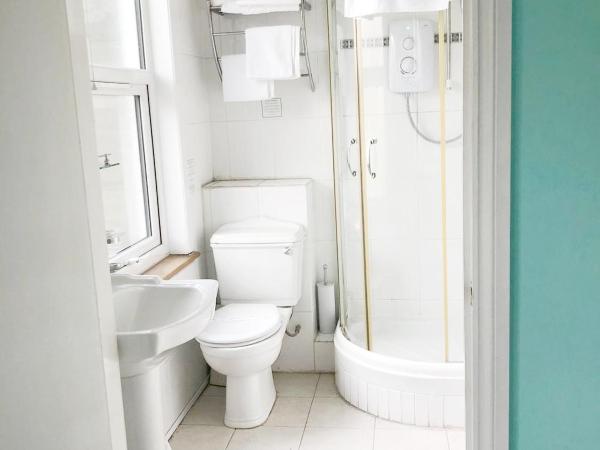 Caspian Hotel : photo 10 de la chambre chambre quadruple avec salle de bains privative