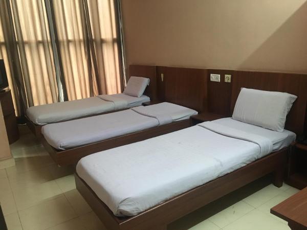 Nash Inn : photo 3 de la chambre chambre triple avec salle de bains