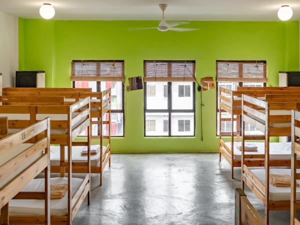 PODs The Backpackers Home & Cafe, Kuala Lumpur : photo 2 de la chambre lits superposés dans dortoir mixte de 16 lits