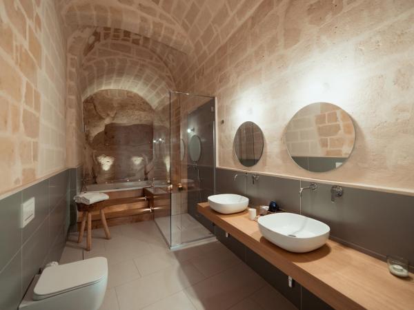 Endea Suite Rooms & Lounge SPA : photo 10 de la chambre chambre double avec baignoire spa