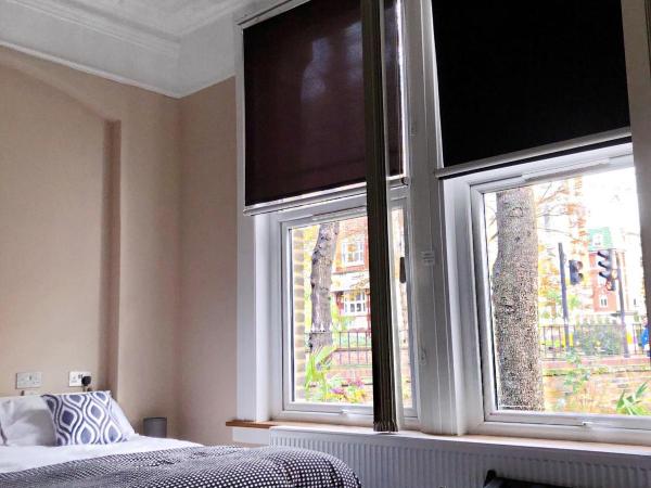 Caspian Hotel : photo 4 de la chambre chambre familiale avec salle de bains privative