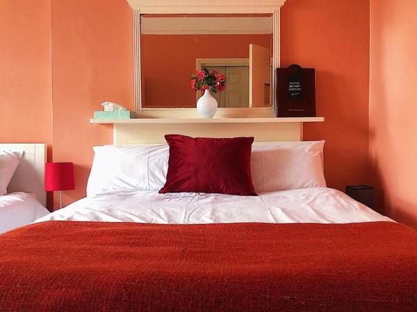 Caspian Hotel : photo 4 de la chambre chambre quadruple avec salle de bains privative