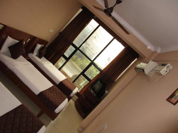 Nash Inn : photo 1 de la chambre chambre triple avec salle de bains