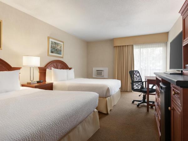 Days Inn by Wyndham London : photo 1 de la chambre chambre standard avec 2 lits queen-size - non-fumeurs 