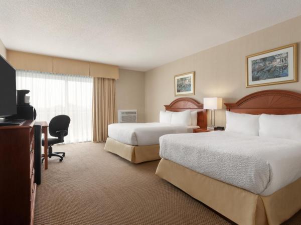 Days Inn by Wyndham London : photo 1 de la chambre chambre standard avec 2 lits queen-size - vue sur piscine - non-fumeurs