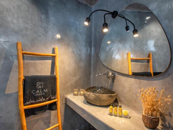 Evgenia Villas & Suites by Calm Collection : photo 5 de la chambre suite avec jacuzzi style cave
