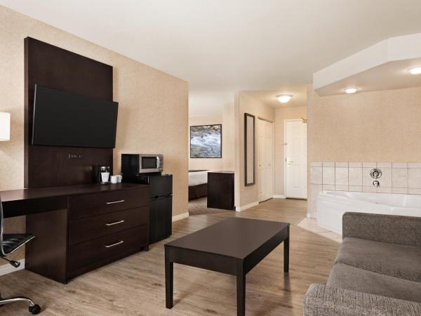Days Inn by Wyndham Saskatoon : photo 1 de la chambre suite avec baignoire spa