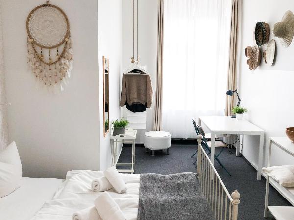 Pension Absolut Berlin : photo 3 de la chambre chambre double avec salle de bains commune