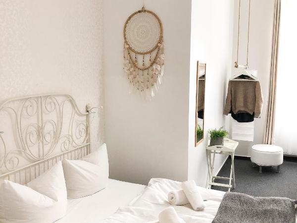 Pension Absolut Berlin : photo 8 de la chambre chambre double avec salle de bains commune