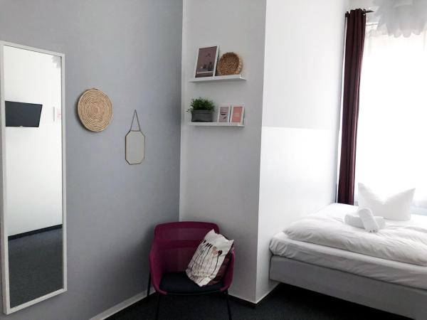 Pension Absolut Berlin : photo 2 de la chambre chambre simple avec salle de bains commune