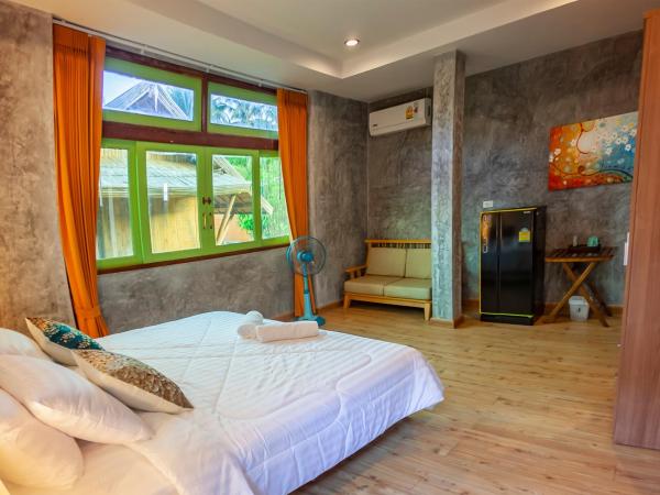 Tonmai Suites : photo 2 de la chambre suite deluxe avec lit king-size
