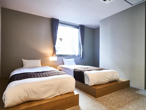 &AND HOSTEL SHINSAIBASHI EAST : photo 4 de la chambre chambre lits jumeaux standard avec salle de bains privative

