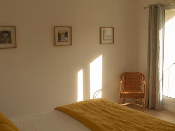 LA CENTENAIRE GRUISSAN - Maison d'Hôte : photo 4 de la chambre chambre double avec salle de bains privative séparée