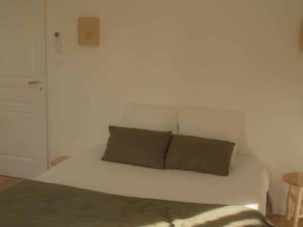 LA CENTENAIRE GRUISSAN - Maison d'Hôte : photo 5 de la chambre chambre double avec salle de bains privative séparée