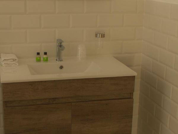 LA CENTENAIRE GRUISSAN - Maison d'Hôte : photo 6 de la chambre chambre double avec salle de bains privative extérieure