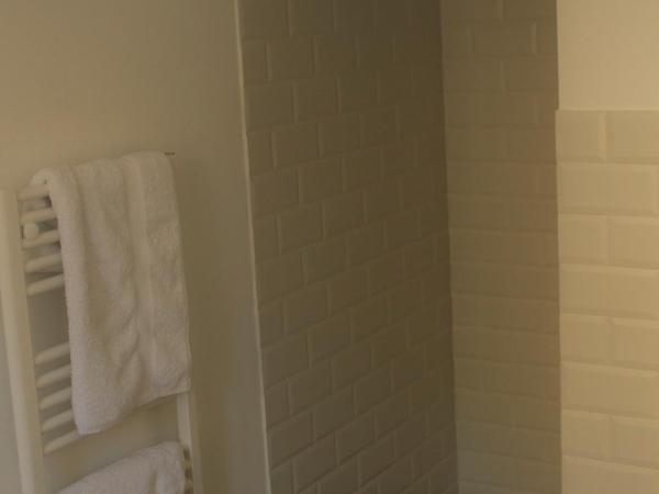 LA CENTENAIRE GRUISSAN - Maison d'Hôte : photo 6 de la chambre chambre triple avec salle de bains privative séparée