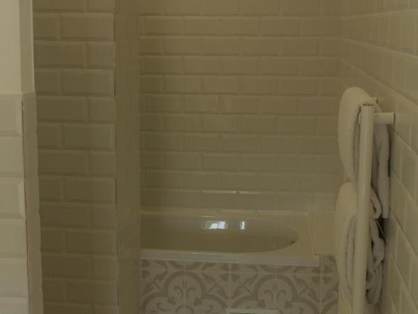 LA CENTENAIRE GRUISSAN - Maison d'Hôte : photo 5 de la chambre chambre double avec salle de bains privative extérieure