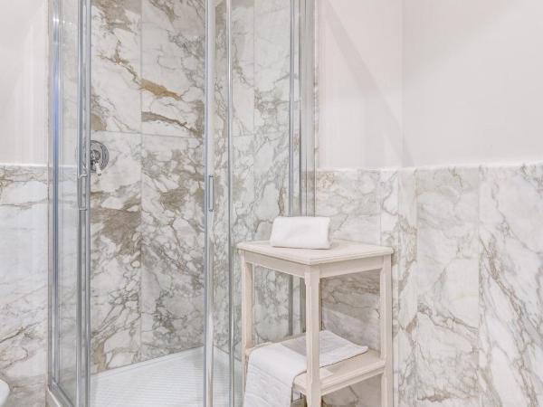 Palazzo D'Oltrarno - Residenza D'Epoca : photo 7 de la chambre chambre lit king-size - vue sur jardin