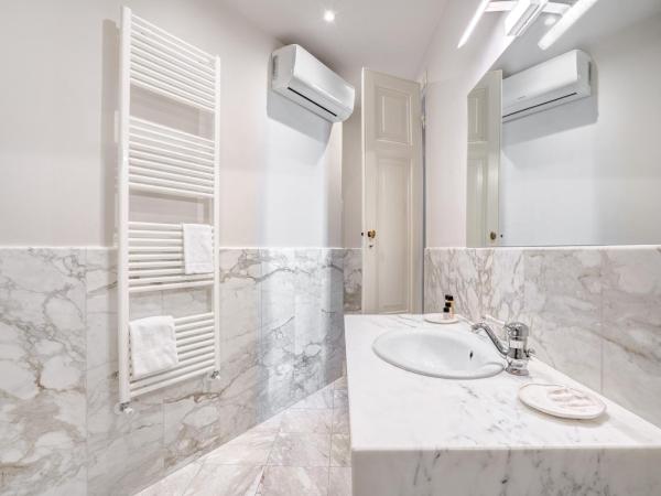 Palazzo D'Oltrarno - Residenza D'Epoca : photo 8 de la chambre chambre lit king-size - vue sur jardin