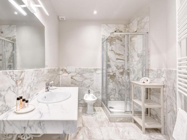 Palazzo D'Oltrarno - Residenza D'Epoca : photo 6 de la chambre chambre lit king-size - vue sur jardin