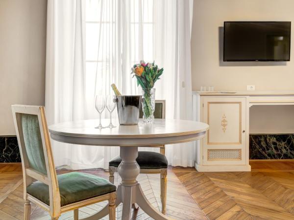 Palazzo D'Oltrarno - Residenza D'Epoca : photo 5 de la chambre chambre lit king-size - vue sur jardin