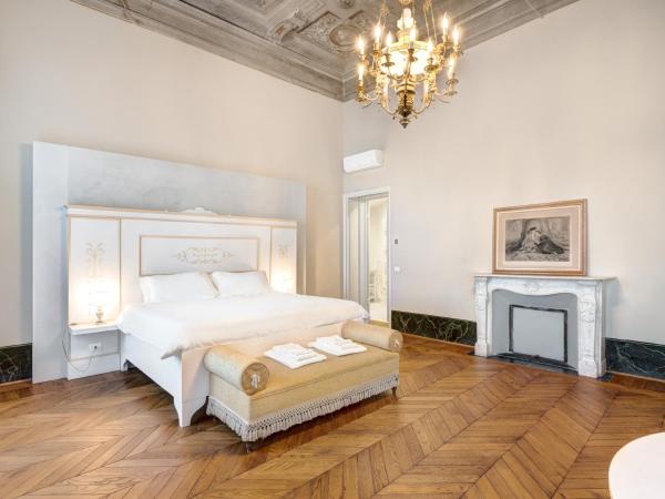 Palazzo D'Oltrarno - Residenza D'Epoca : photo 4 de la chambre chambre lit king-size - vue sur jardin